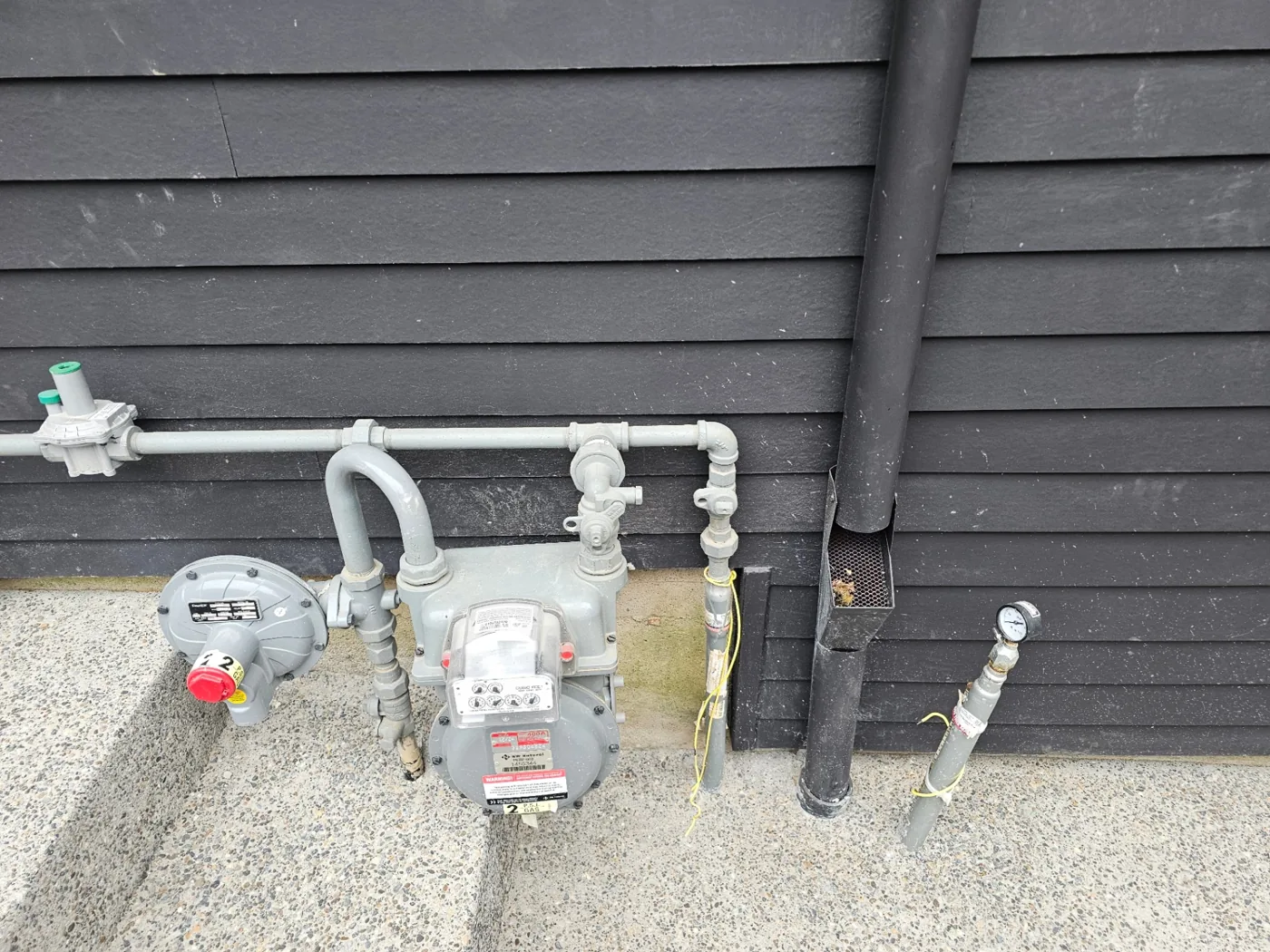Exterior natural gas meter and regulator piping upgrade in Vancouver, Washington